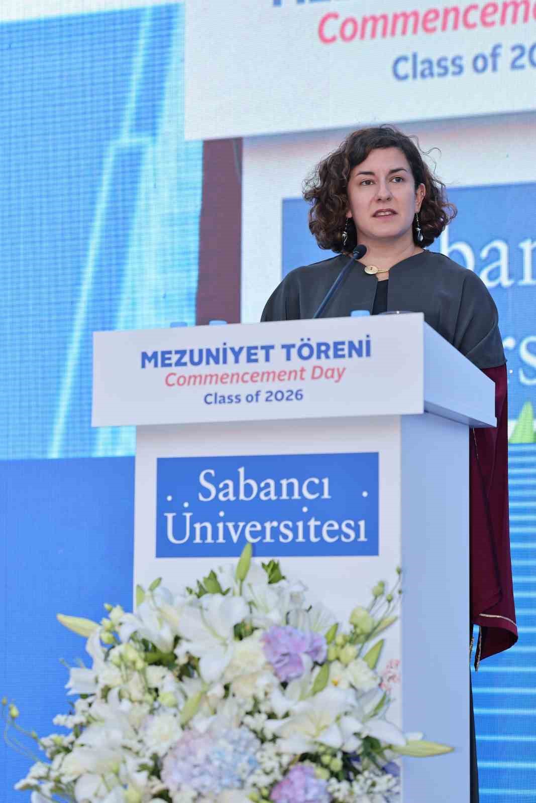 sabanci universitesinin 24 donem lisans ve 27 donem lisansustu mezuniyet toreni gerceklesti 4 ctUP7gDU