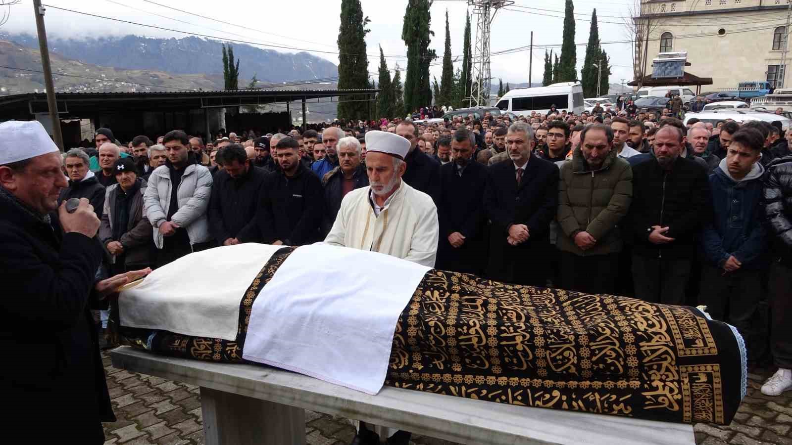 sac ekimi icin gittigi estetik merkezinde fenalasarak hayatini kaybeden sahis son yolculuguna ugurlandi 0 PadwAkQK