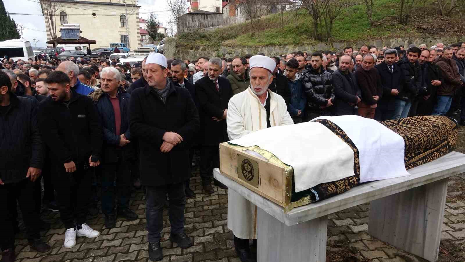 sac ekimi icin gittigi estetik merkezinde fenalasarak hayatini kaybeden sahis son yolculuguna ugurlandi 1 DOrSG4BE