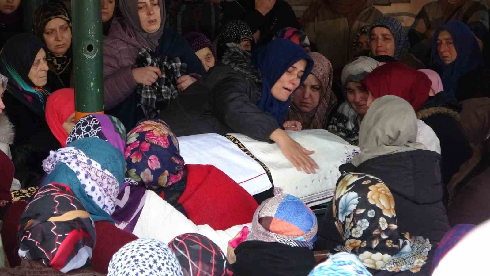 sac ekimi icin gittigi estetik merkezinde fenalasarak hayatini kaybeden sahis son yolculuguna ugurlandi 2 OPqrz4n6
