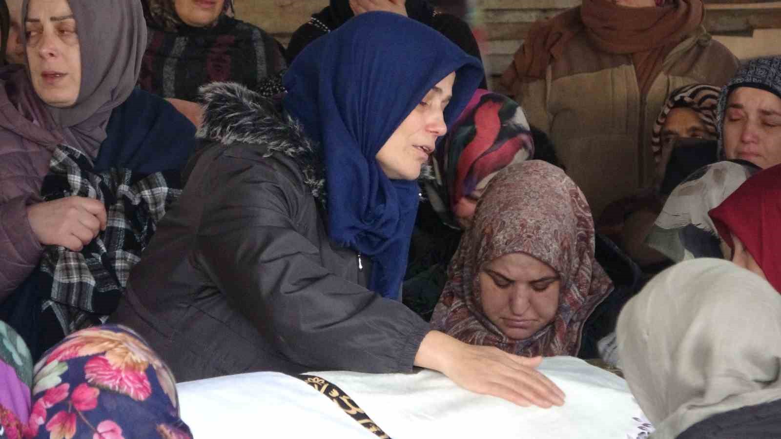sac ekimi icin gittigi estetik merkezinde fenalasarak hayatini kaybeden sahis son yolculuguna ugurlandi 3 Twu55tYR