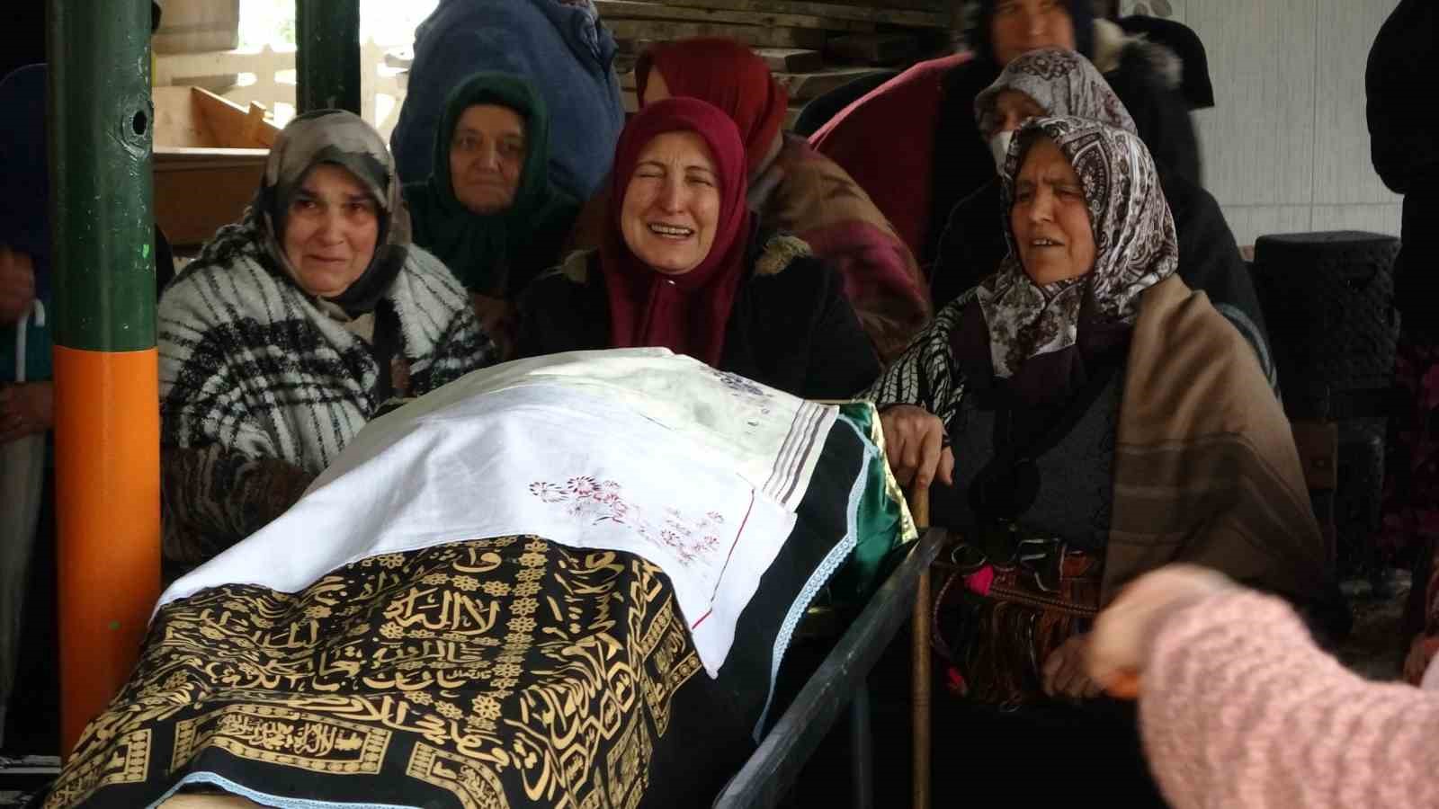sac ekimi icin gittigi estetik merkezinde fenalasarak hayatini kaybeden sahis son yolculuguna ugurlandi 4 h3T2bJwZ