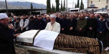 sac-ekimi-icin-gittigi-estetik-merkezinde-fenalasarak-hayatini-kaybeden-sahis-son-yolculuguna-ugurlandi-xCnLUmiH.jpg