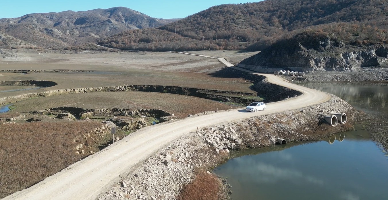 sadece baraj sulari cekilince kullanilan yol kalici hale getiriliyor 3 wz2UTA6W