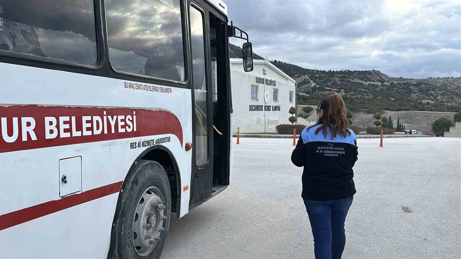 sadece direksiyon degil ayni zamanda aracin bakimlari da ona emanet 5 UIA9IfLj