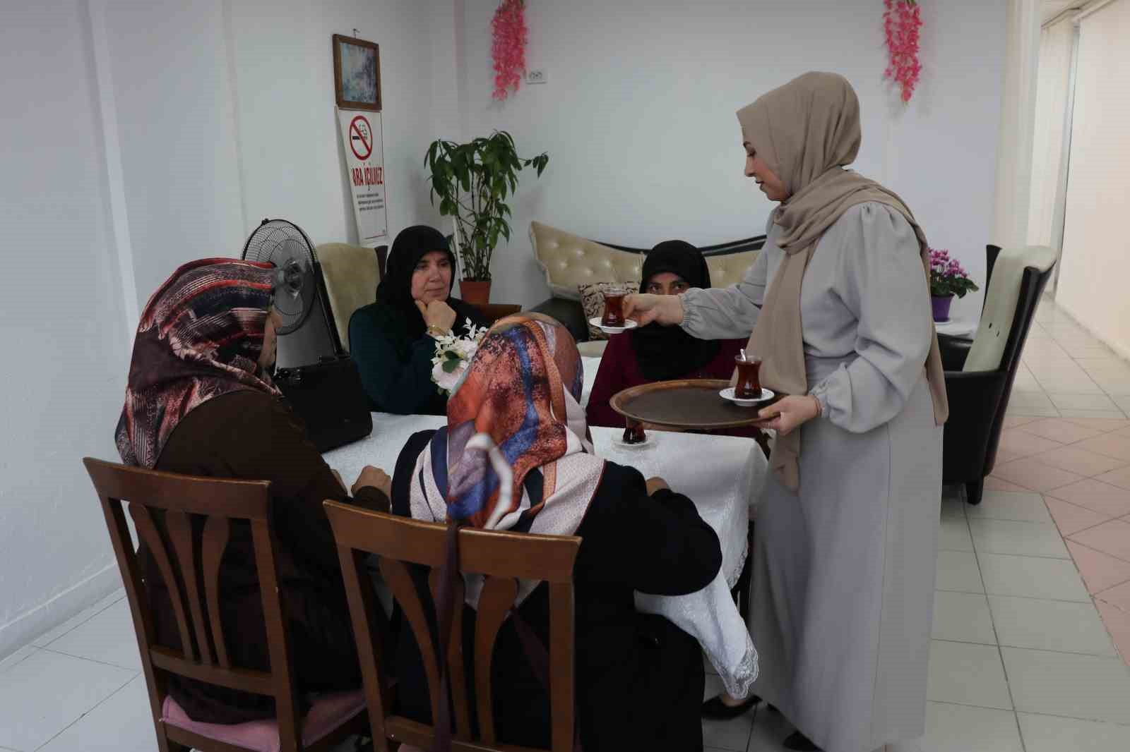 sadece kadinlara ozel kafe acti anneler gununde doyasiya eglendiler 2 NBjrOsT2