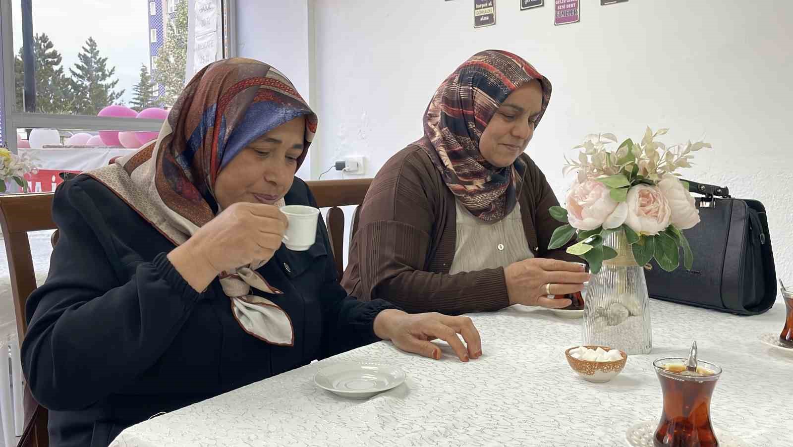 sadece kadinlara ozel kafe acti anneler gununde doyasiya eglendiler 3 Q35qtPvF