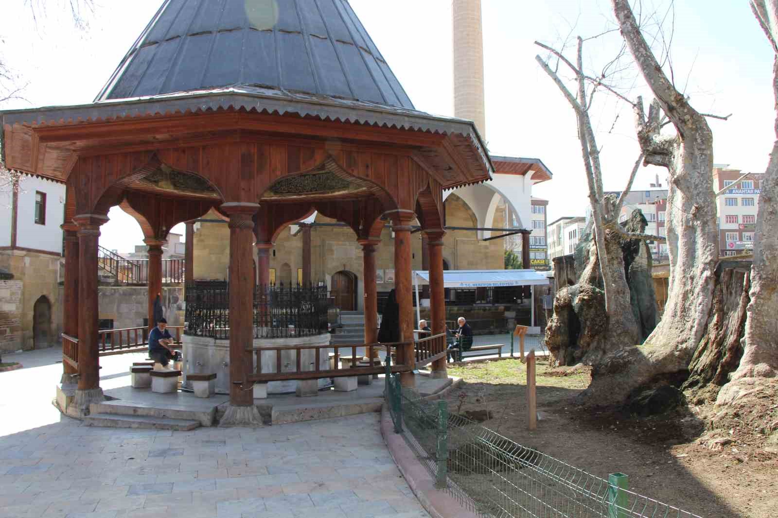 sadirvanda sakli 150 yillik minyatur istanbul viyana ve amasya islenmis 13