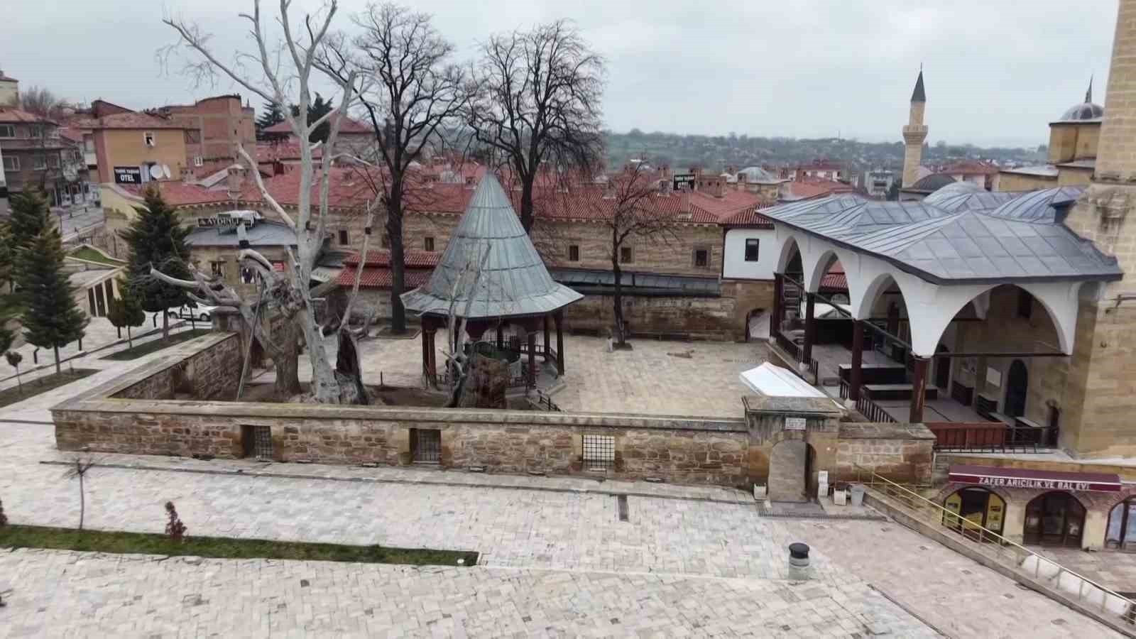 sadirvanda sakli 150 yillik minyatur istanbul viyana ve amasya islenmis 4 8e7Lw9M5