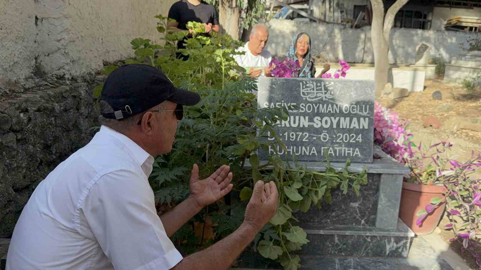 safiye soyman oglunun mezari basinda gozyaslarina boguldu 0 9JdUEX5a