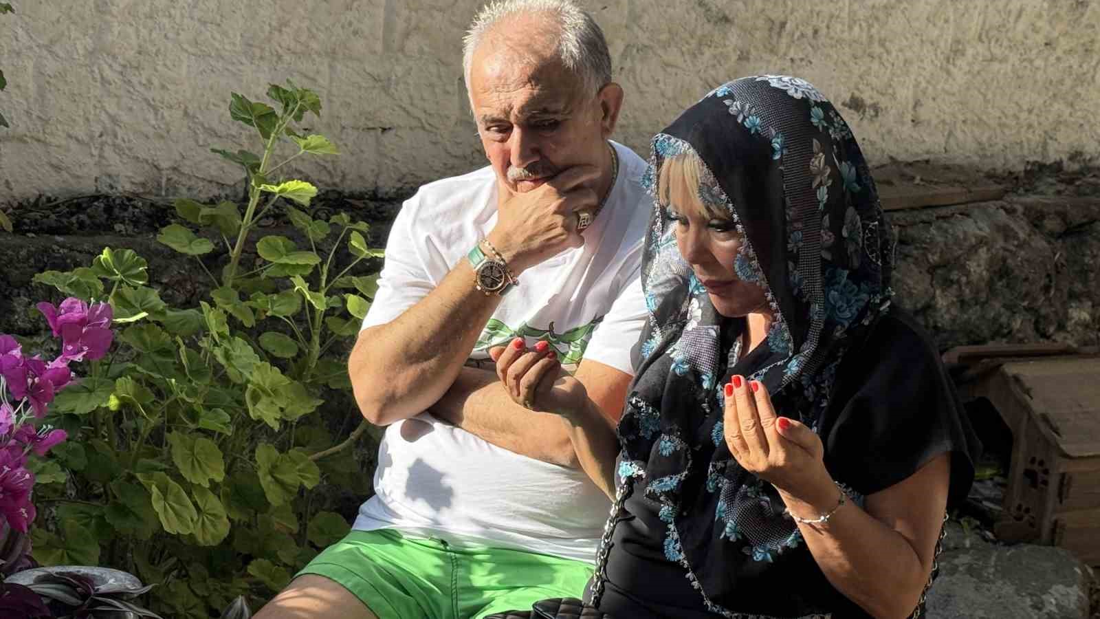 safiye soyman oglunun mezari basinda gozyaslarina boguldu 7 rANRMdab