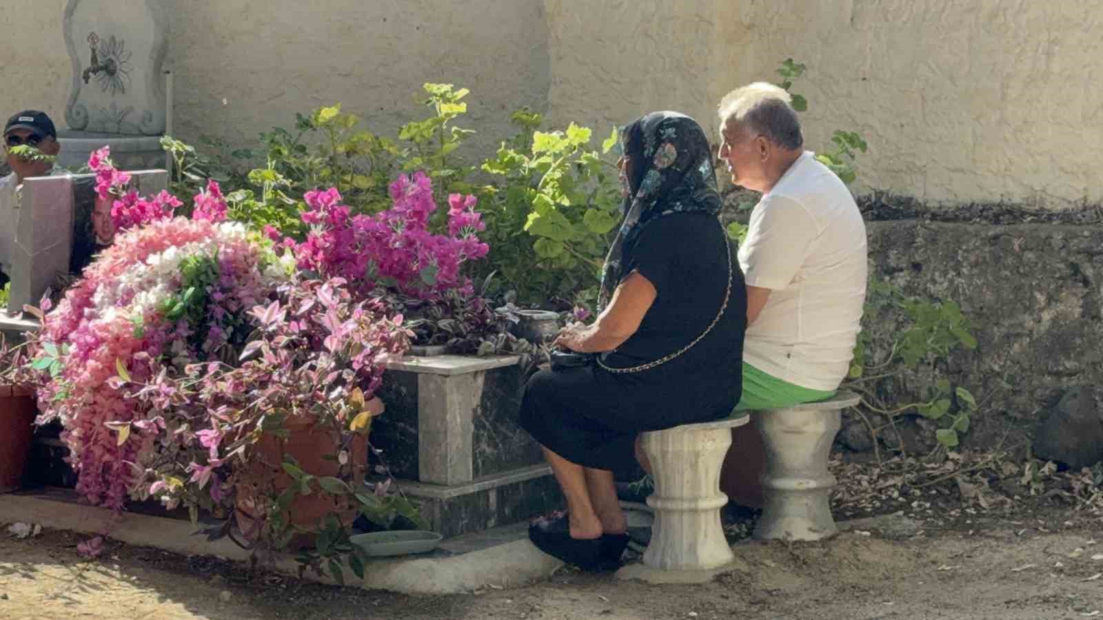 safiye soyman oglunun mezari basinda gozyaslarina boguldu 9 tAYrwlmW