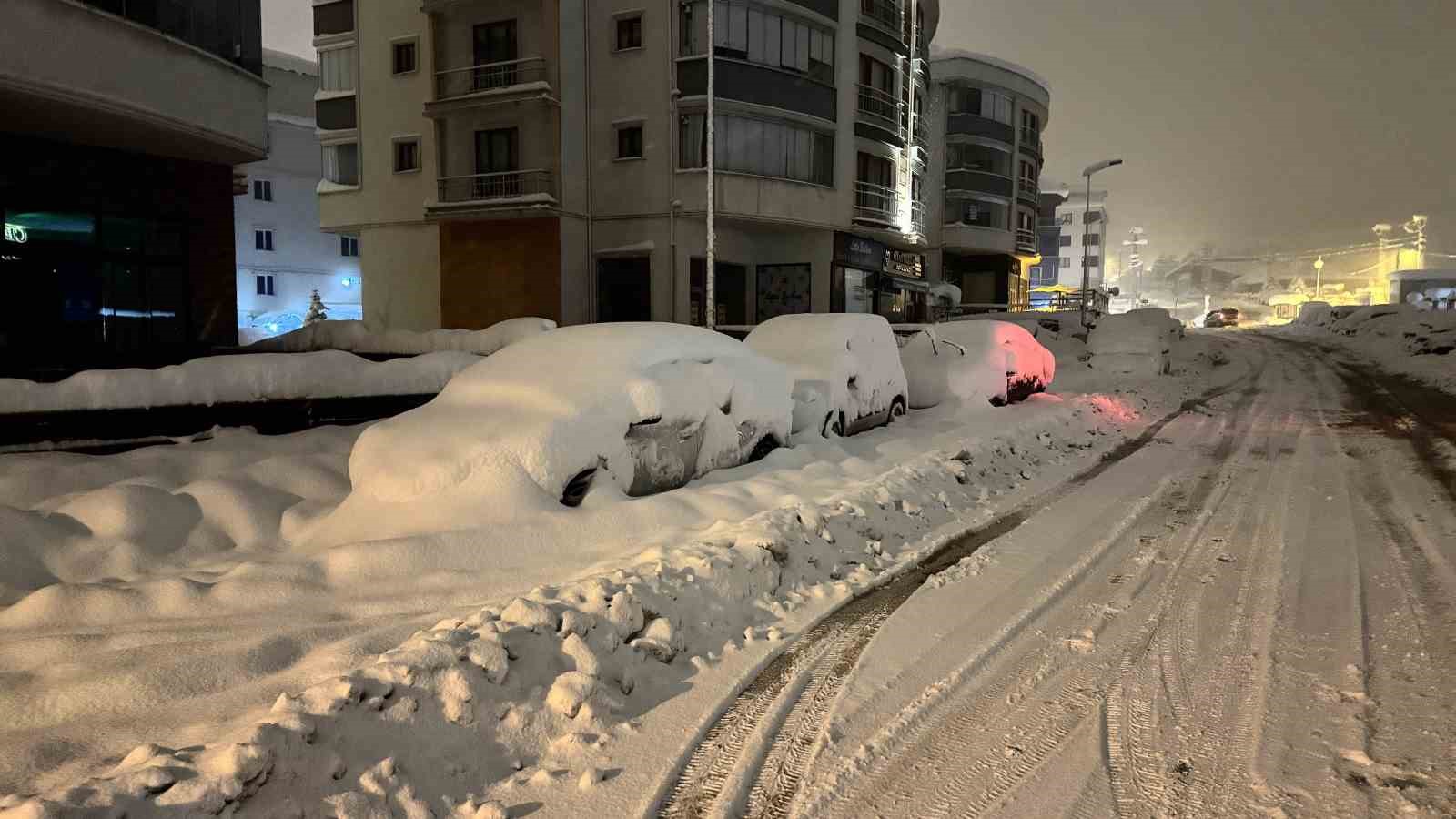 safranboluda araclar kar altinda adeta kayboldu 1 OwFXbUEC