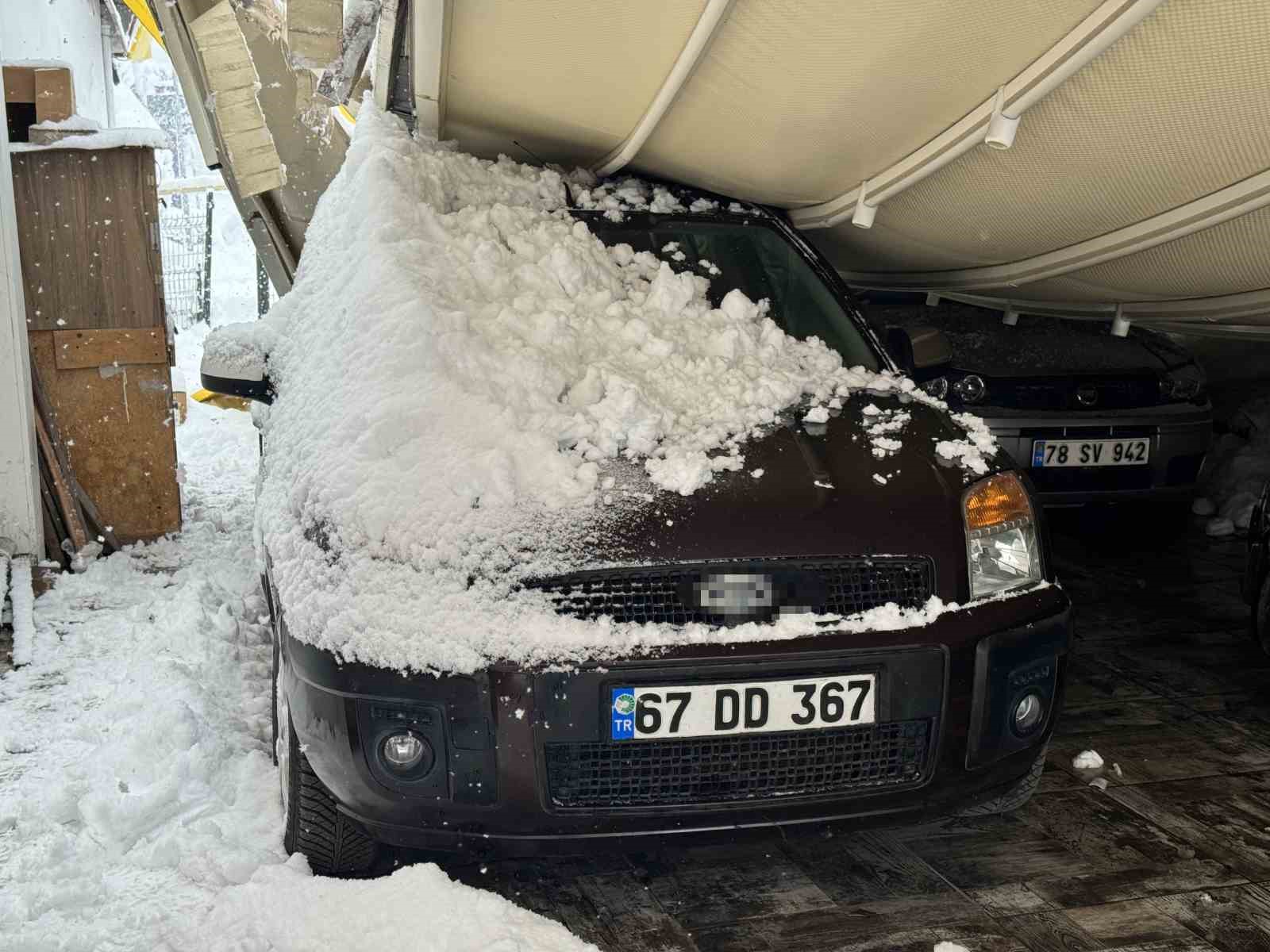 safranboluda kar agirligi garaji cokertti 3 arac zarar gordu 3 dWuOlkzp