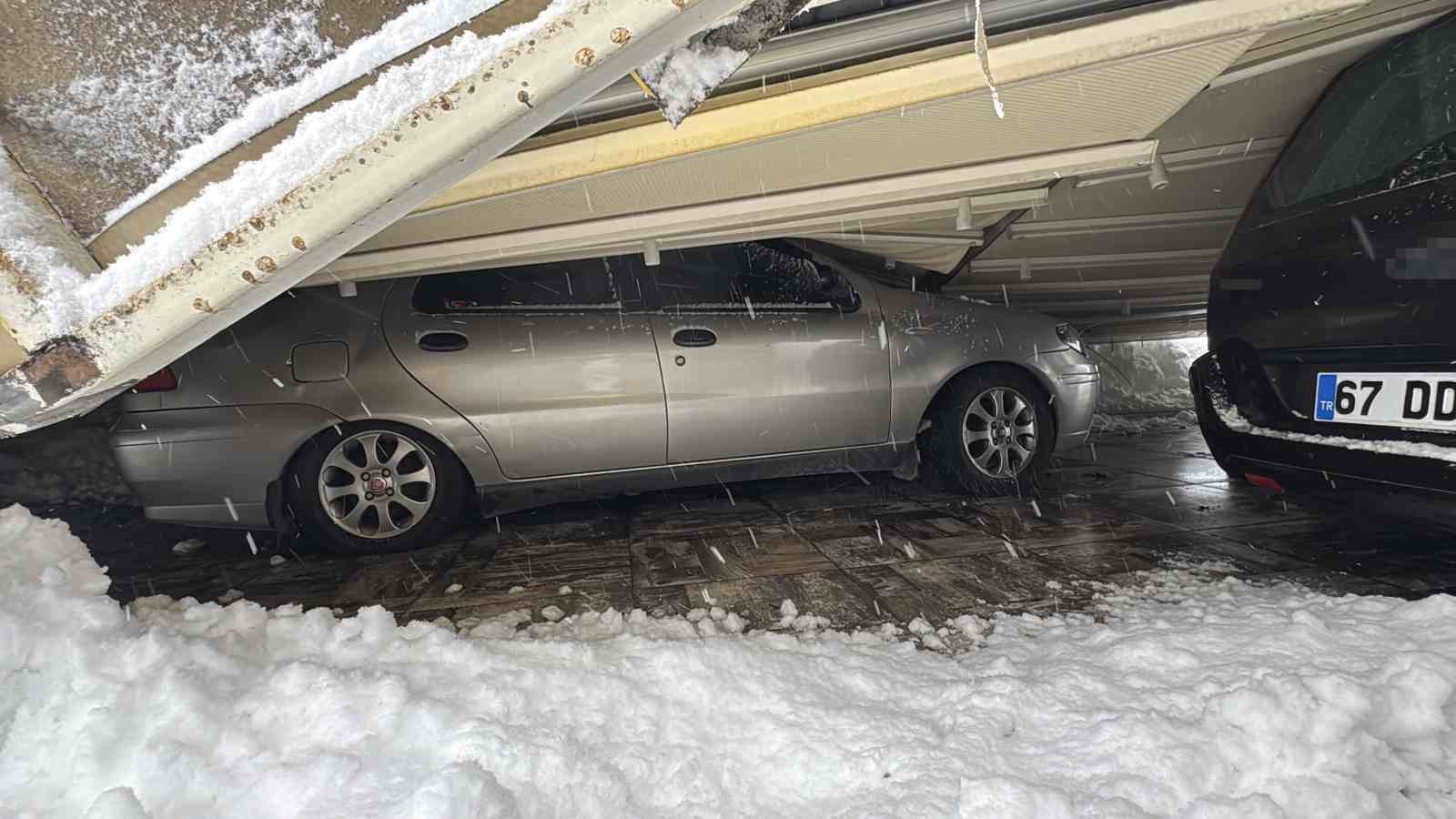 safranboluda kar agirligi garaji cokertti 3 arac zarar gordu 4