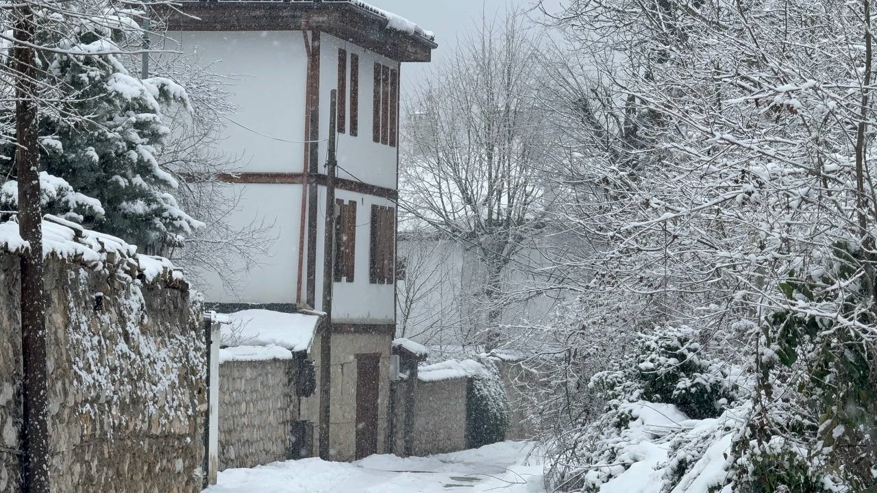 Safranbolu’da kar yağışı tarihi konakları yeniden beyaza bürüdü 5 safranboluda kar yagisi tarihi konaklari yeniden beyaza burudu 1 EVRg2pgC