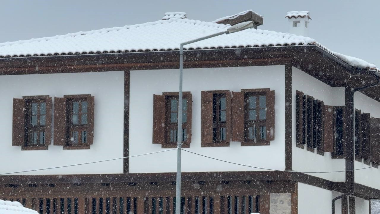 Safranbolu’da kar yağışı tarihi konakları yeniden beyaza bürüdü 6 safranboluda kar yagisi tarihi konaklari yeniden beyaza burudu 2 8DUvID3m