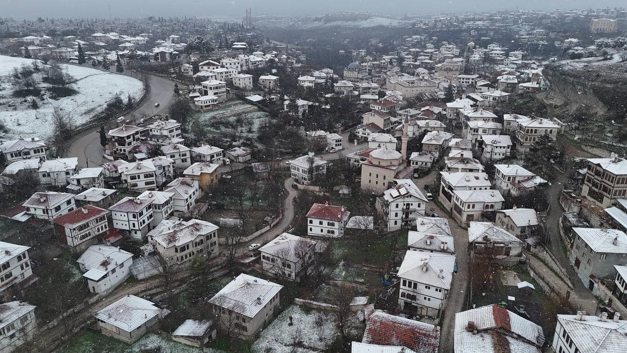 safranboluda kar yagisi tarihi yapilarin catilarini beyaza burudu 0 gsUDS2GE
