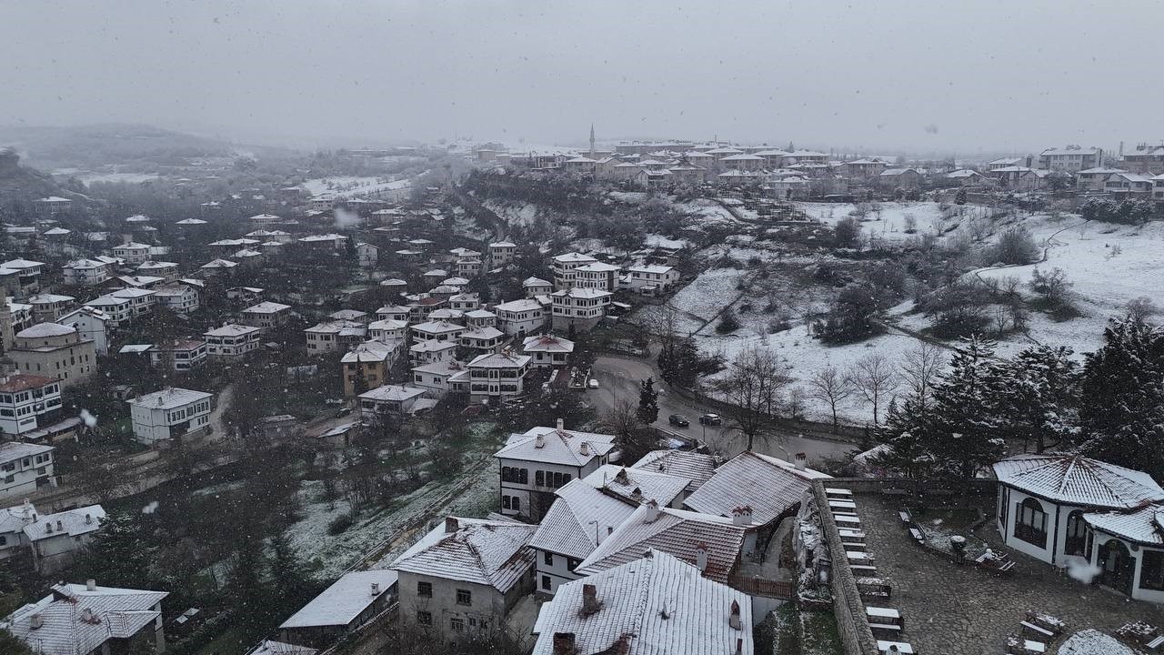 safranboluda kar yagisi tarihi yapilarin catilarini beyaza burudu 1 5ULyaOvZ