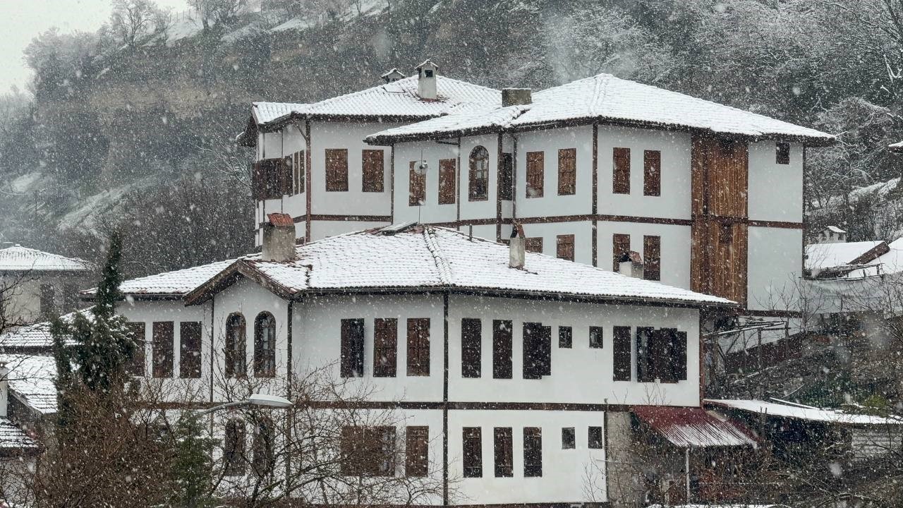 safranboluda kar yagisi tarihi yapilarin catilarini beyaza burudu 2 RRgjJbEe