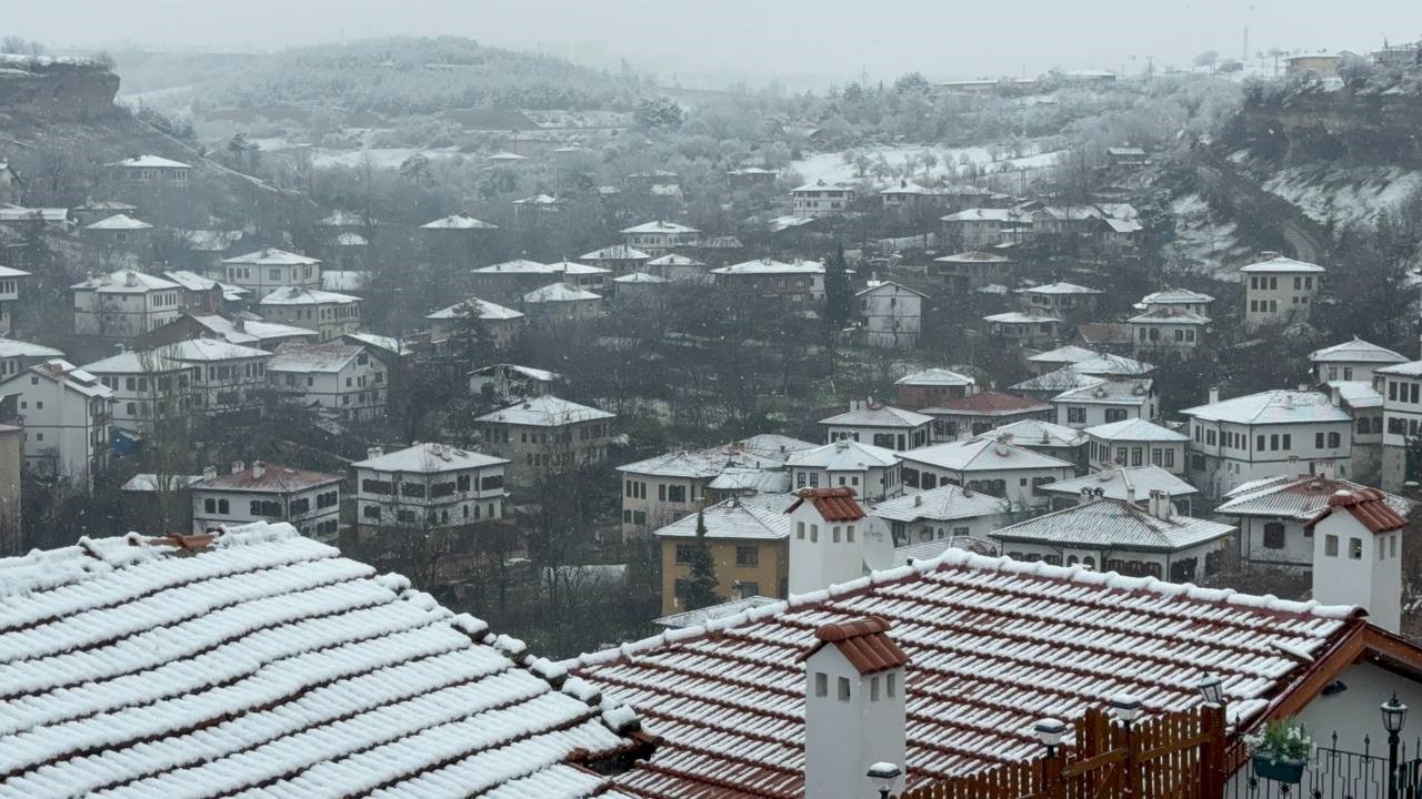 safranboluda kar yagisi tarihi yapilarin catilarini beyaza burudu 4 6jK1gGVl