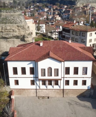 safranbolunun-sehir-hafizasi-rustiye-mektebinde-sergileniyor-B5JNS8dL.jpg