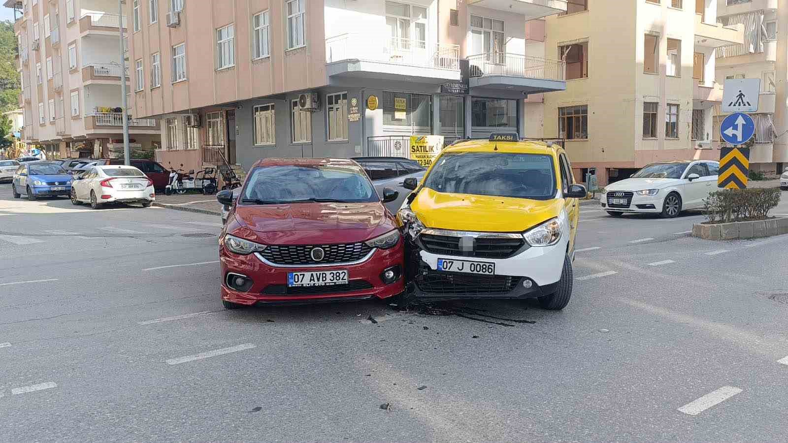 saga donmek icin sinyal verip once sol seride gecen otomobile yandan carpti 0 h26KUdHE