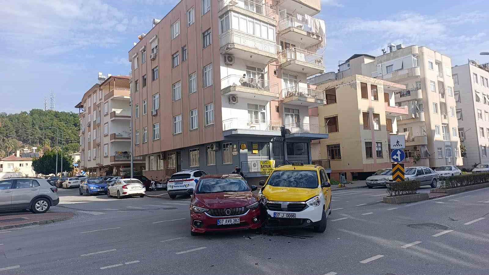 saga donmek icin sinyal verip once sol seride gecen otomobile yandan carpti 2 zGzdEXRN