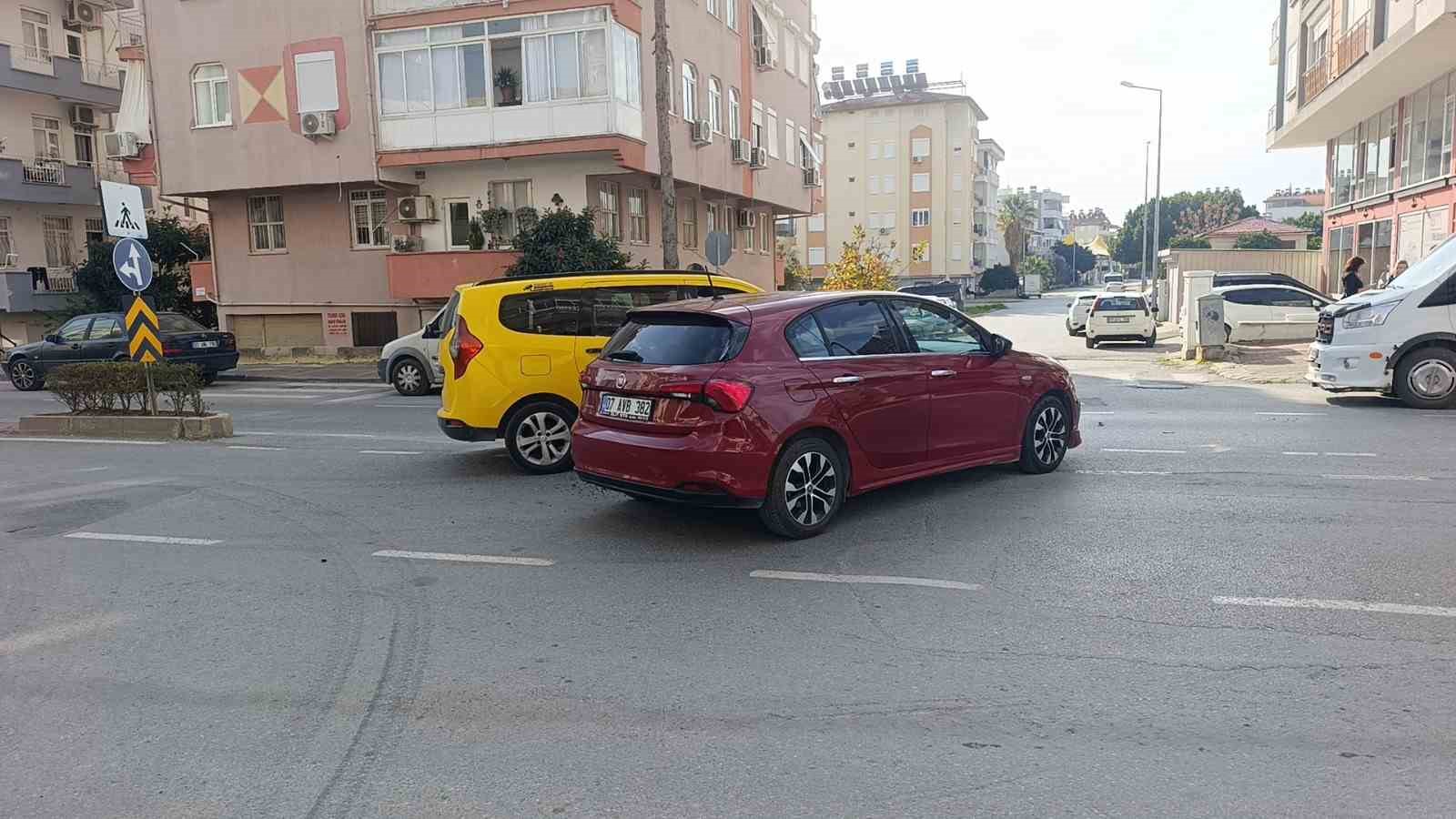 saga donmek icin sinyal verip once sol seride gecen otomobile yandan carpti 3 VaBBOrHQ