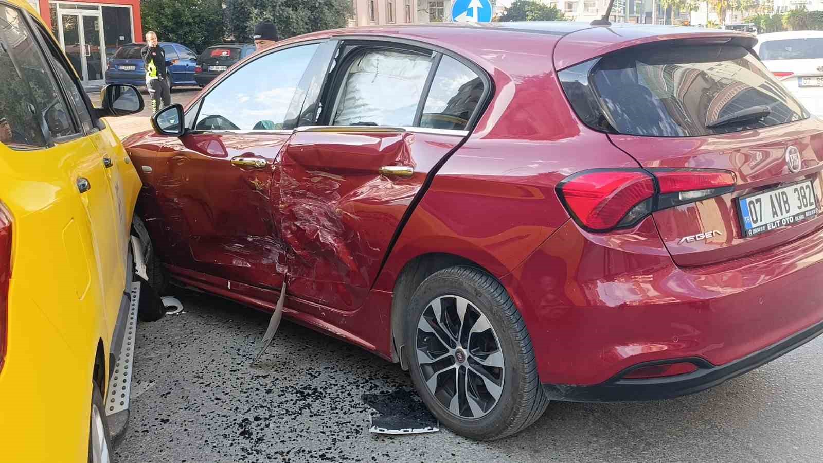 saga donmek icin sinyal verip once sol seride gecen otomobile yandan carpti 4 ym4ejzwB