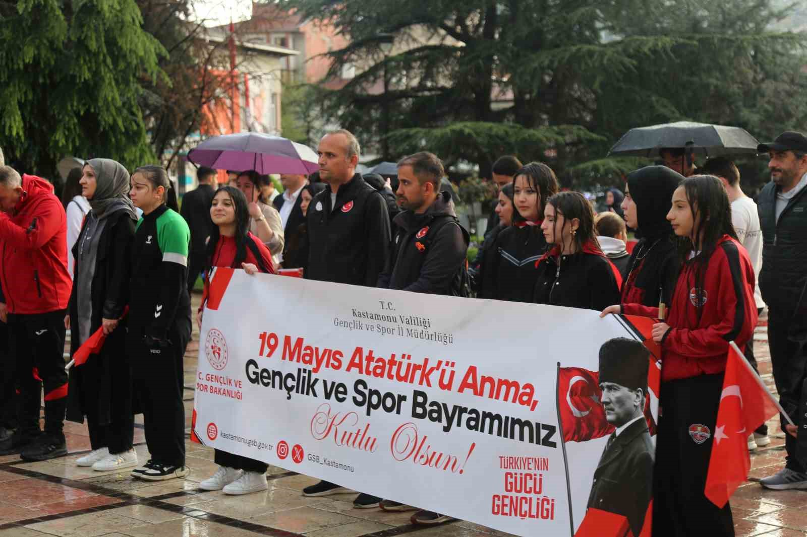 saganak altinda genclik yuruyusu 5 cgnFLAsJ