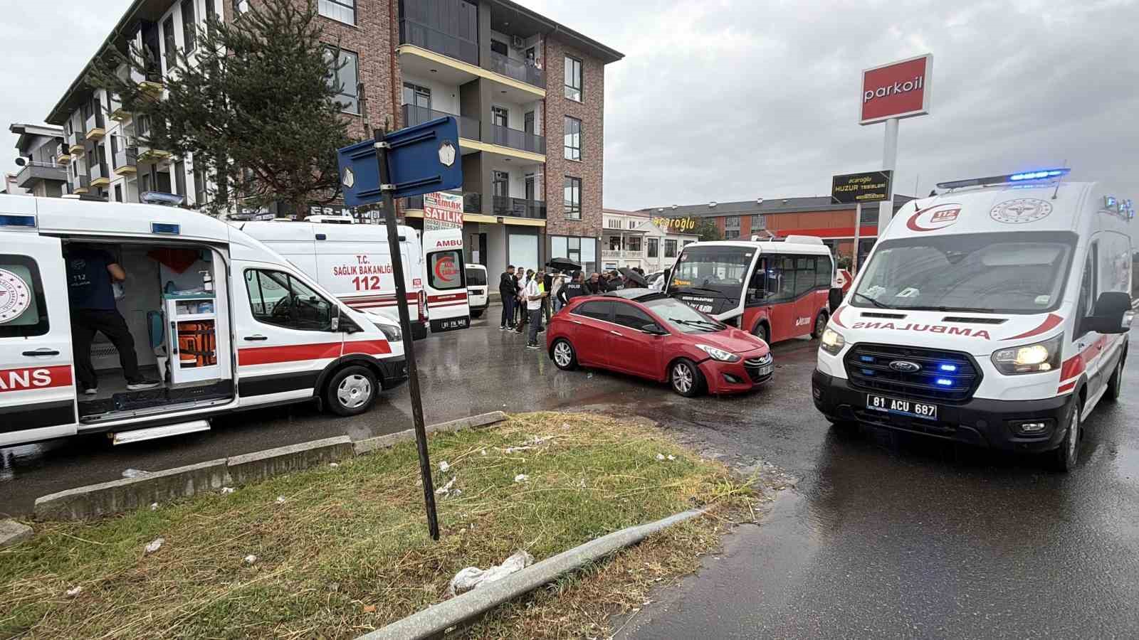 Sağanak beraberinde kazayı getirdi: 5 yaralı 6 saganak beraberinde kazayi getirdi 5 yarali 2 pdDJM9lK