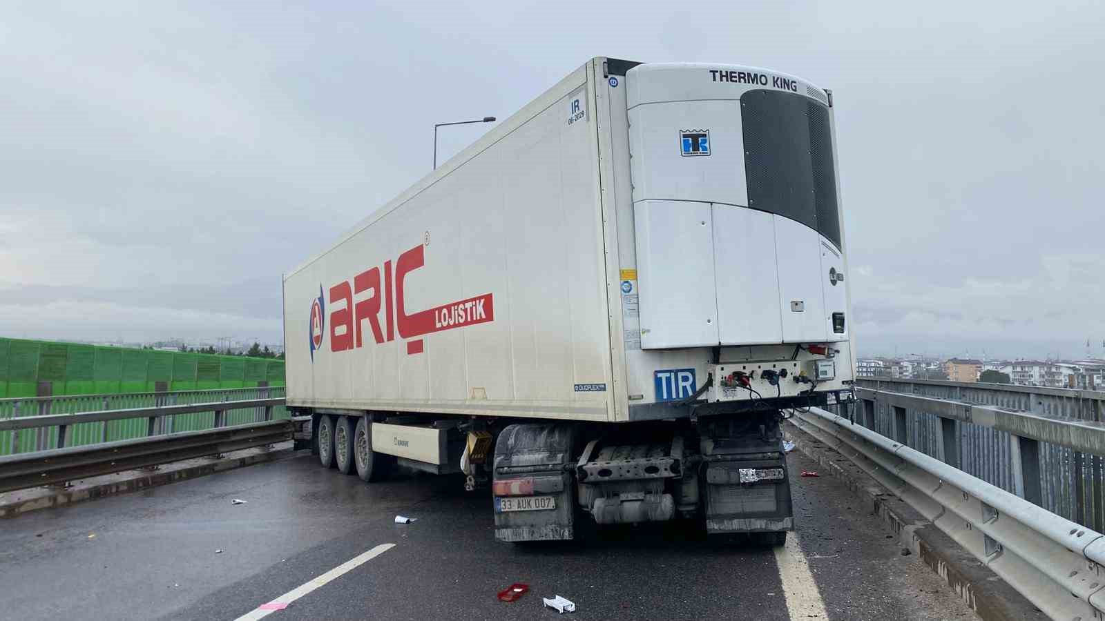 saganak beraberinde kazayi getirdi kuzey marmara otoyolunda tir makasladi 2 jMUdjAp4