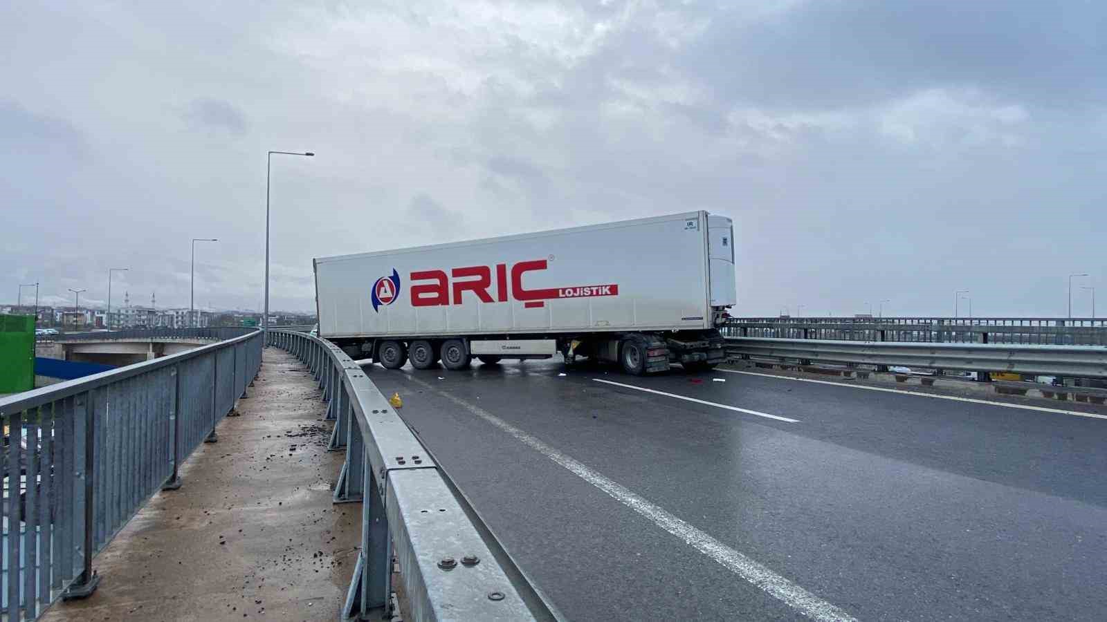 saganak beraberinde kazayi getirdi kuzey marmara otoyolunda tir makasladi 3 WEDsSkNC