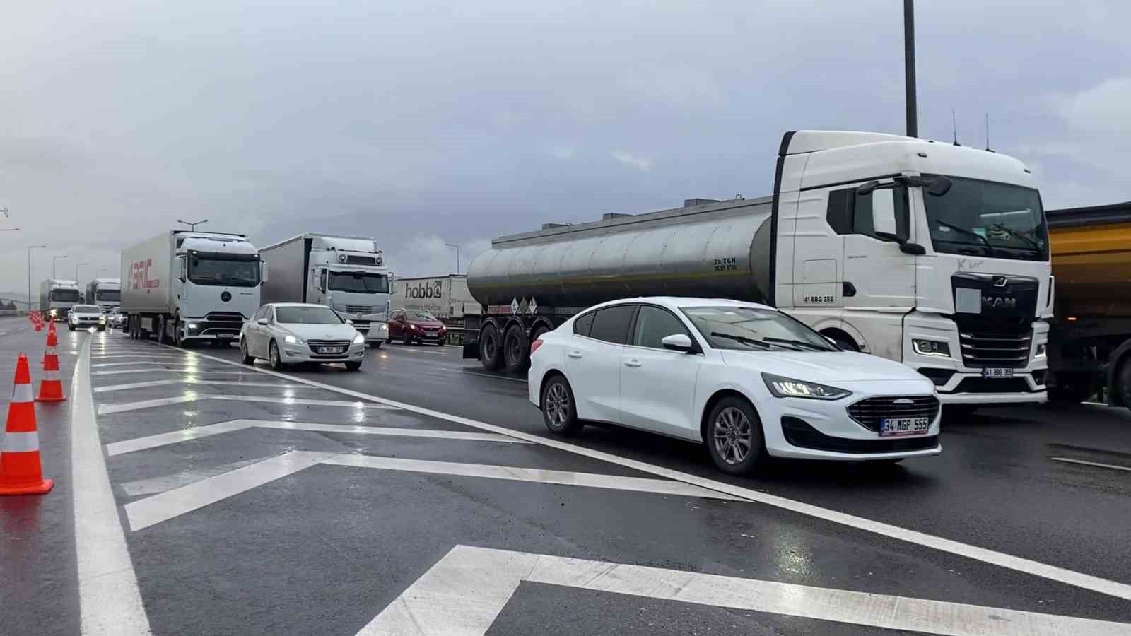saganak beraberinde kazayi getirdi kuzey marmara otoyolunda tir makasladi 4 5zCtq53Z