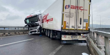 saganak-beraberinde-kazayi-getirdi-kuzey-marmara-otoyolunda-tir-makasladi-lcu895ZJ.jpg