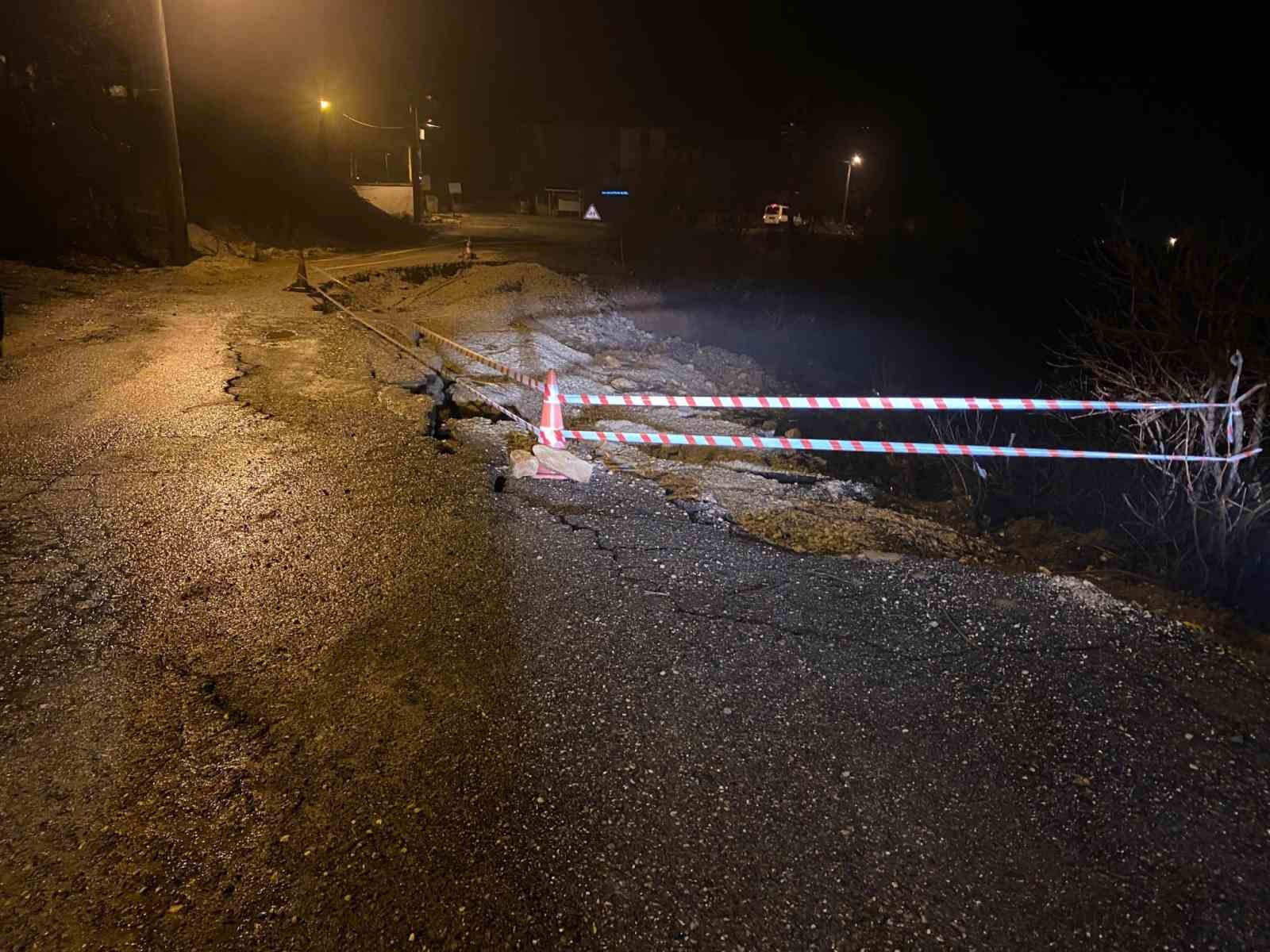 Sağanak nedeniyle yol çöktü, 11 köy yolu ulaşıma kapandı 4 saganak nedeniyle yol coktu 11 koy yolu ulasima kapandi 0 QNCgl5pn