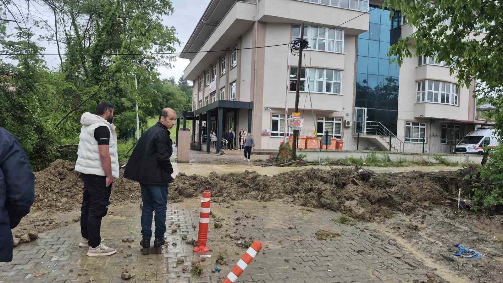 saganak saglik ocagini vurdu hastalar ve personel mahsur kaldi 0 tuiLcuKf