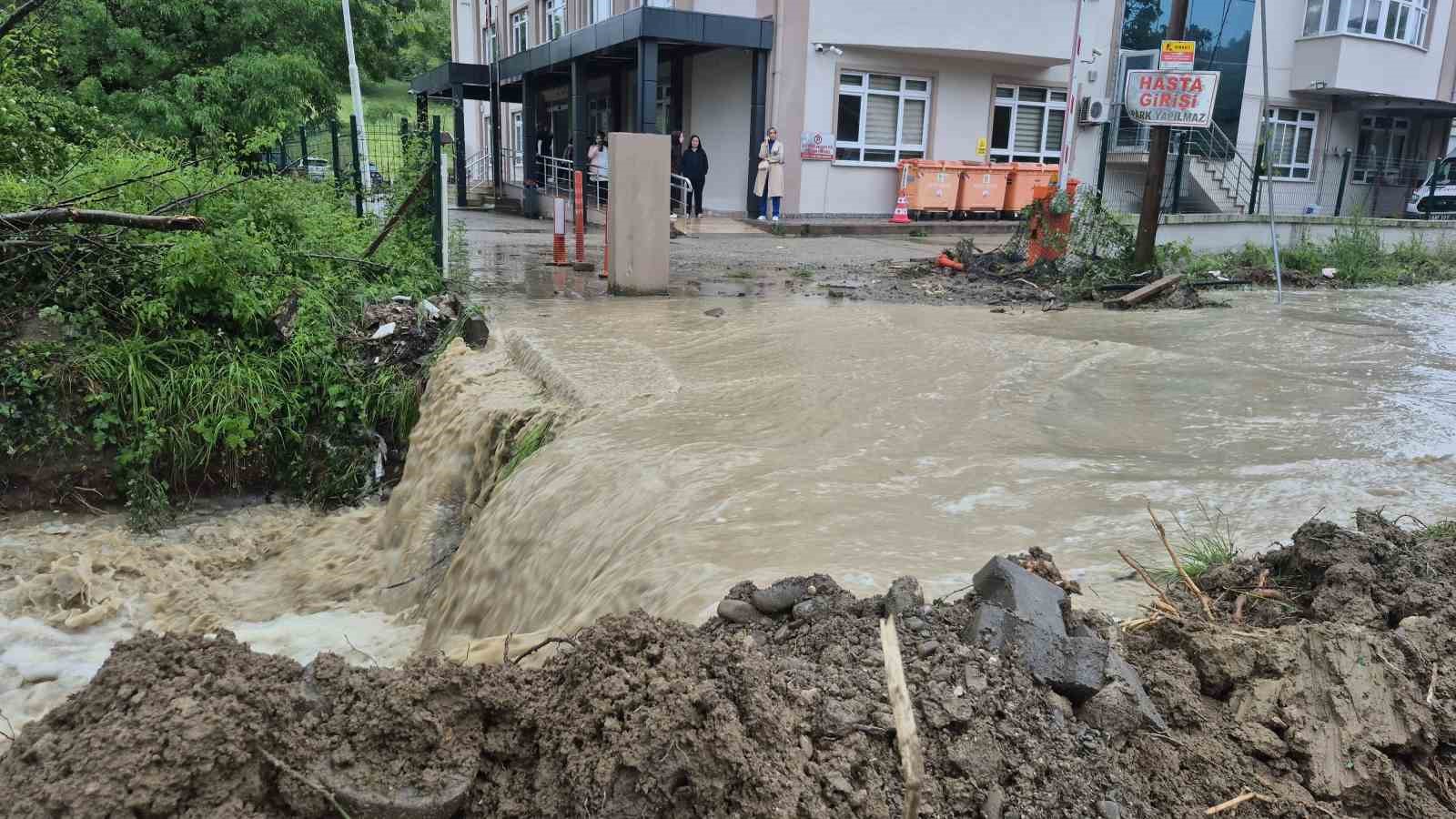 saganak saglik ocagini vurdu hastalar ve personel mahsur kaldi 2 UrakBFQt
