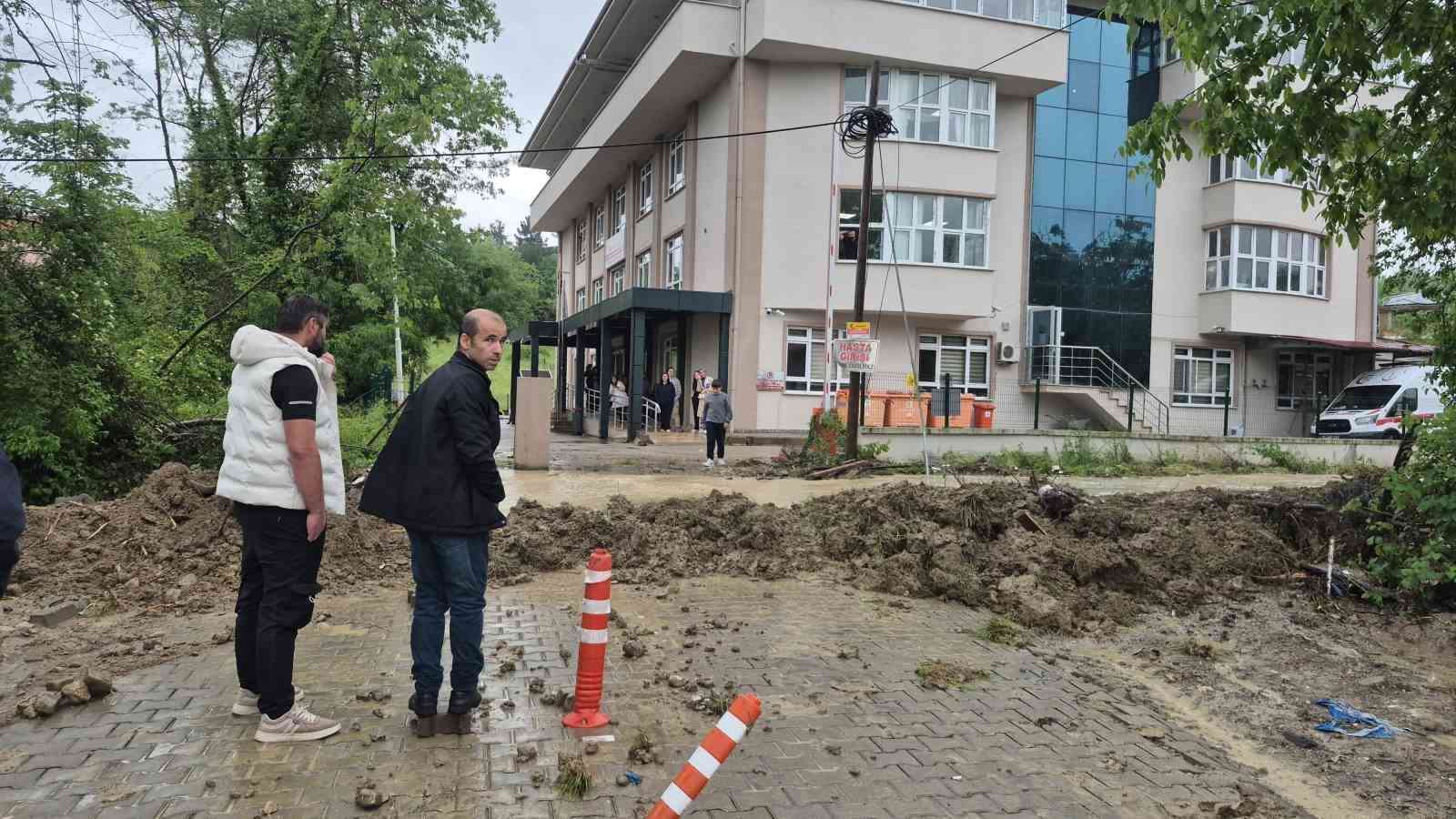 saganak saglik ocagini vurdu hastalar ve personel mahsur kaldi 3 8EkWWvL1