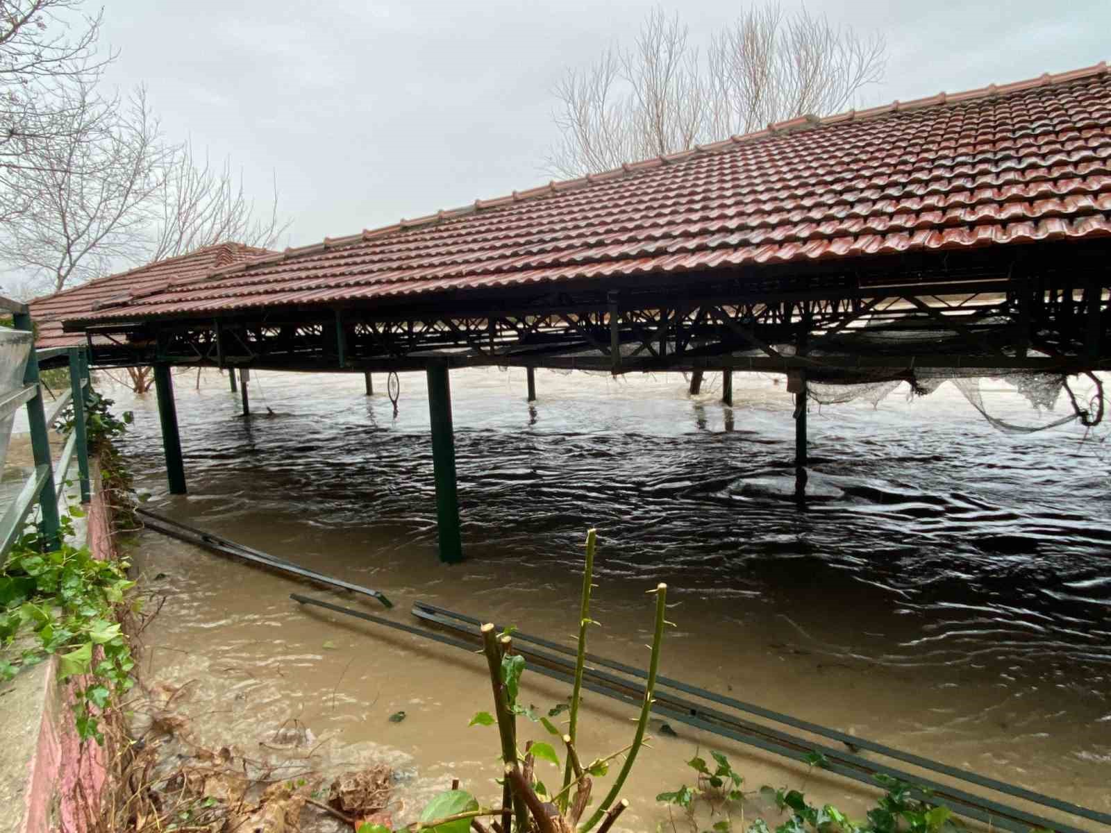 saganak sebebiyle koprucay tasti is yerleri ve araziler sular altinda kaldi 5 gR1pDeXV