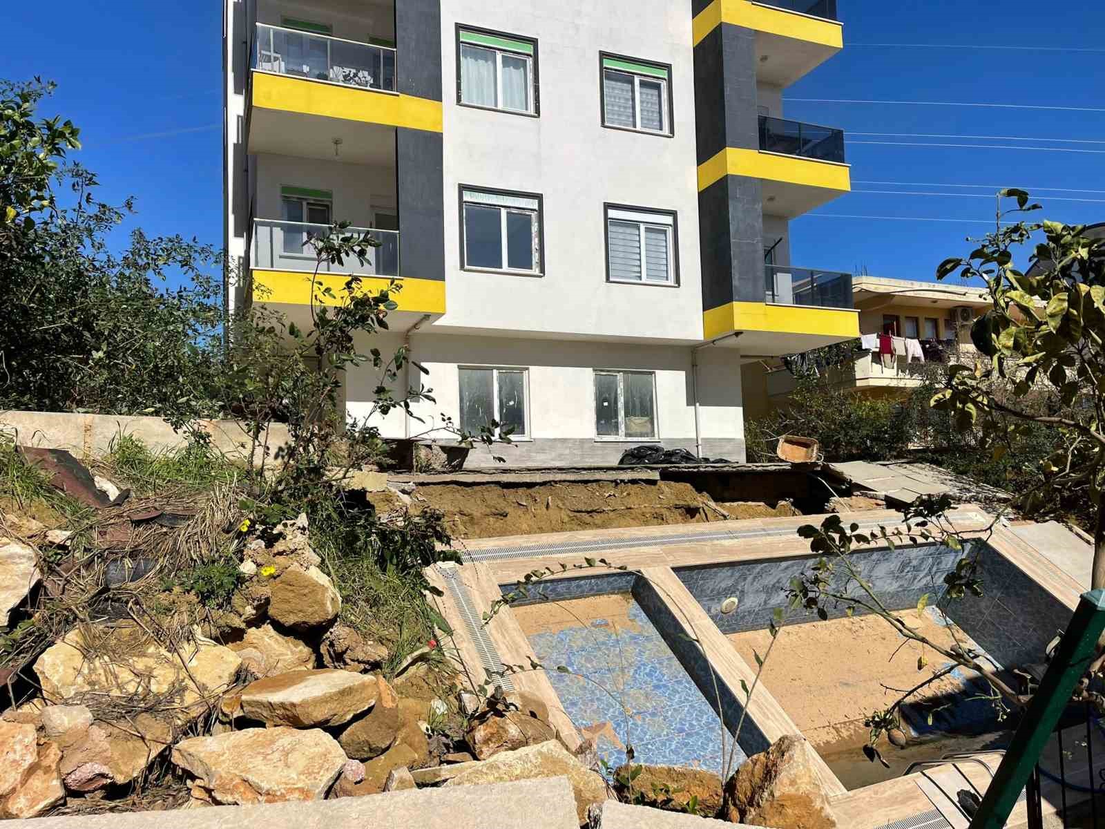 saganak sonrasi apartman bahcesindeki havuz coktu 7 katli apartman tahliye edildi 2 FUa3A2z1