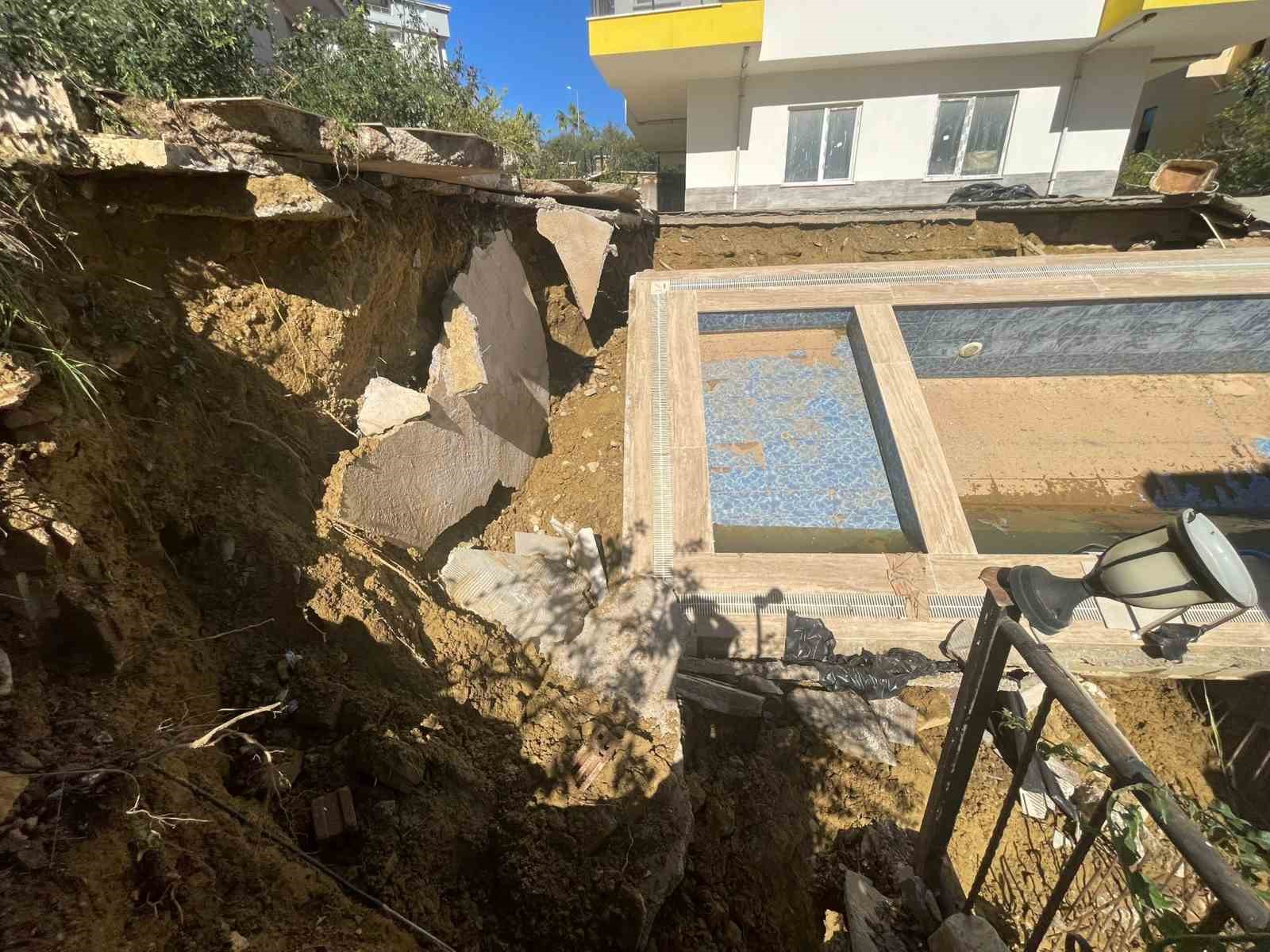 saganak sonrasi apartman bahcesindeki havuz coktu 7 katli apartman tahliye edildi 3 M5RSgemL