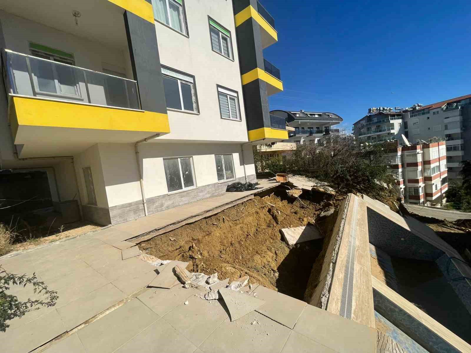 saganak sonrasi apartman bahcesindeki havuz coktu 7 katli apartman tahliye edildi 5 VdnaRTvH