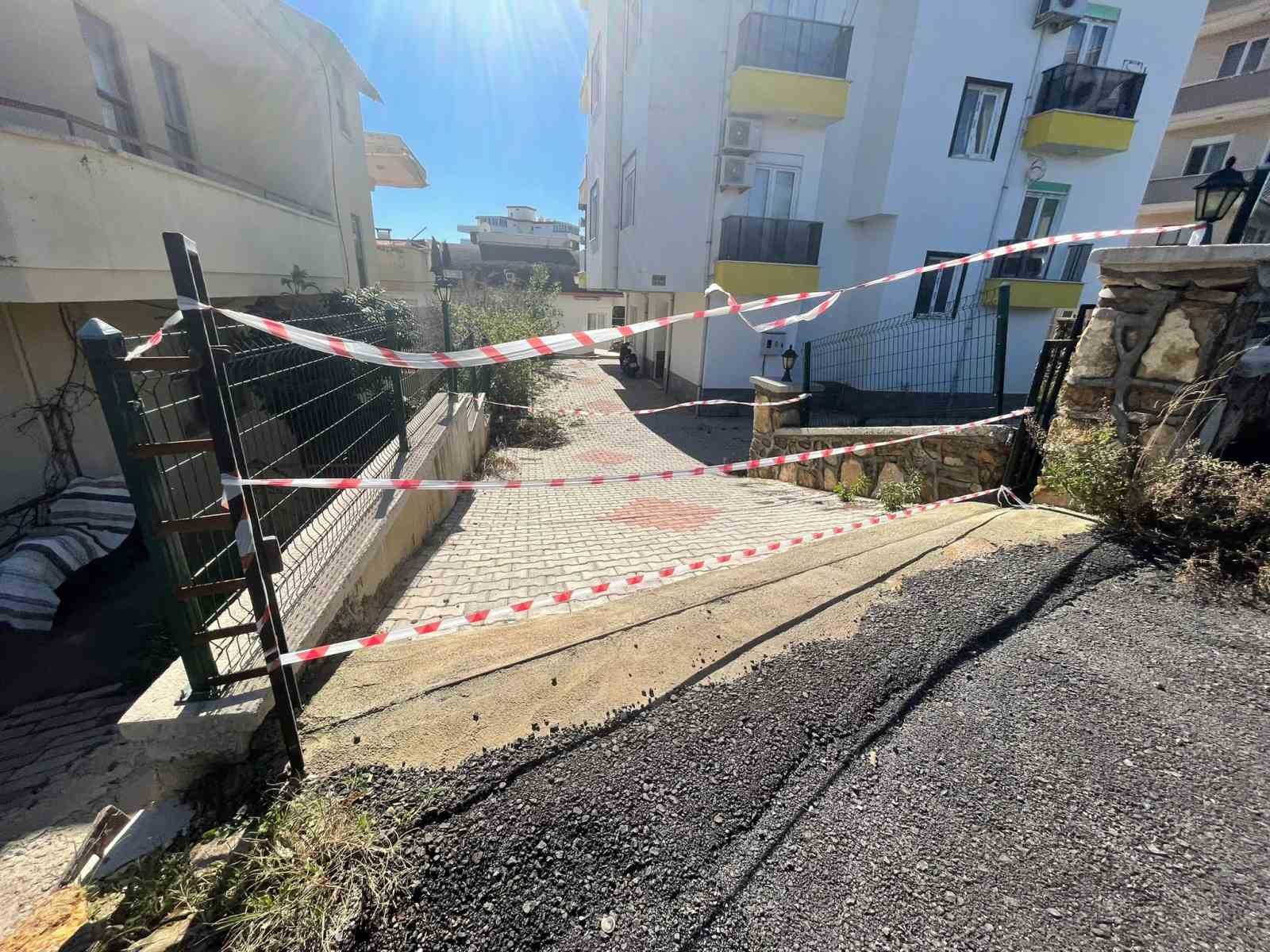 saganak sonrasi apartman bahcesindeki havuz coktu 7 katli apartman tahliye edildi 6 m7bvaLiM