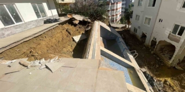 saganak-sonrasi-apartman-bahcesindeki-havuz-coktu-7-katli-apartman-tahliye-edildi-fT2WXcjW.jpg