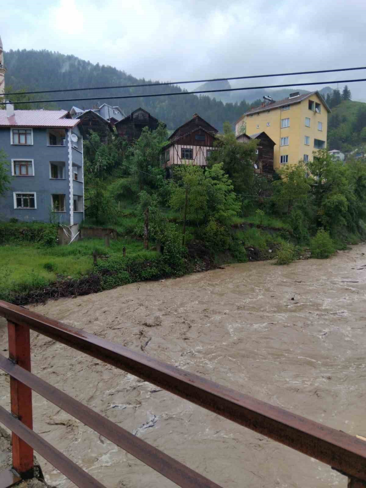 saganak sonrasi cayin debisi yukseldi yuruyus koprusu sele kapildi 2 KvgwEX3k