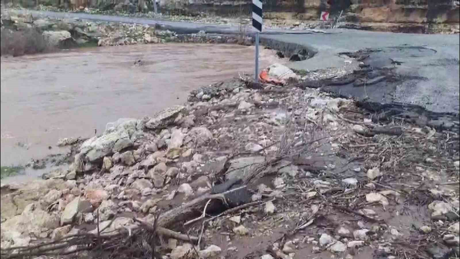 saganak sonrasi dereler costu kopruler hasar aldi 1 JVTOjpUN