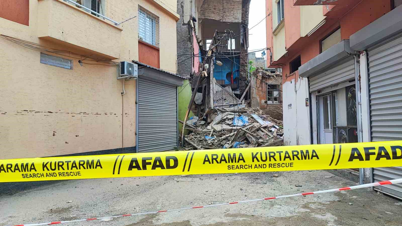 saganak ve deprem sonrasi metruk binanin bir kismi yikildi 0