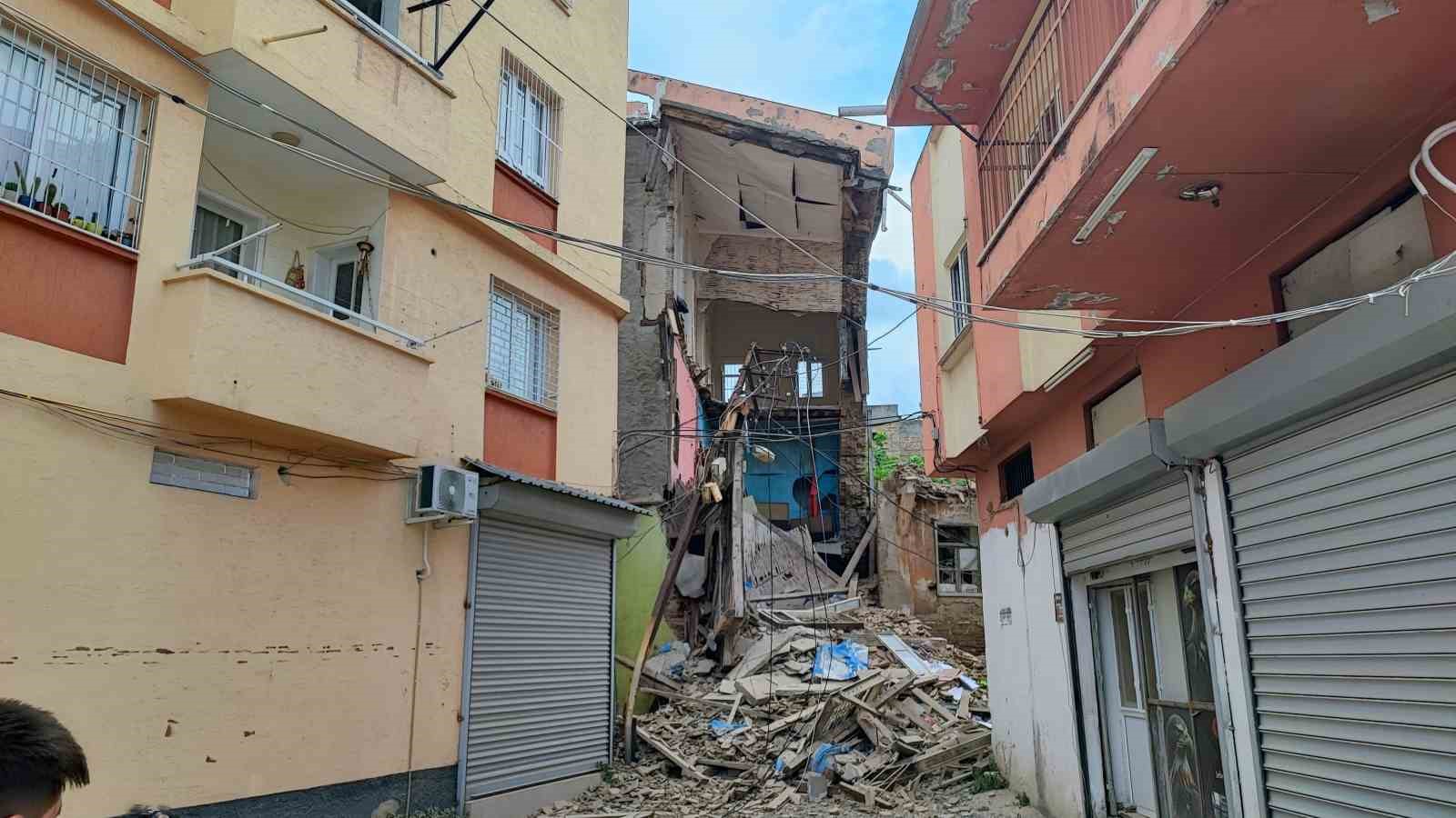 saganak ve deprem sonrasi metruk binanin bir kismi yikildi 1 8HriyLZZ